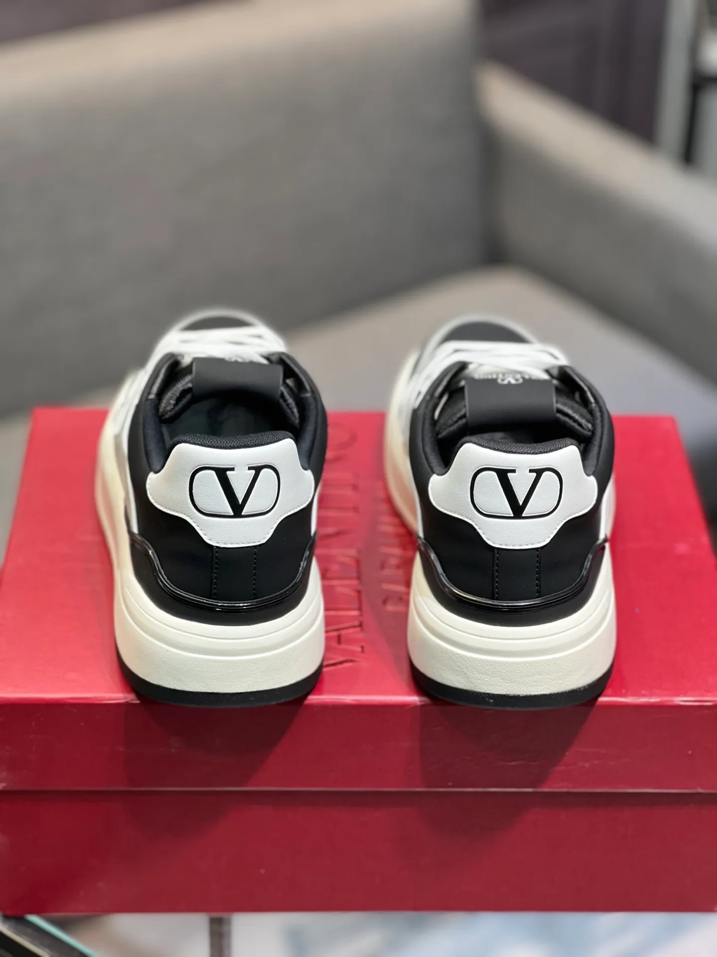 Men's men's shoes 💰660 𝑽𝒂𝒍𝒆𝒏𝒕𝒊𝒏𝒐 Valentino 𝑶𝒏𝒆𝑺𝒕𝒖𝒅 Couple's sneaker series Valentino 2025 latest couple's sneakers, celebrity style, hot sale. The original ZP was purchased and dismantled. Repeated pattern making and modification. I strive to restore the original version 1:1! Top luxury masterpiece, soft and comfortable, combining fashion and leisure, bringing excellent elegant texture and excellent on-foot comfort. Top purchase version upper: imported calfskin surface/original oil edge craftsmanship. Inner: water-dyed cowhide lining. Outsole: original development 𝐓𝐏𝐔 two-color combination outsole. Packaging: original configuration complete package. Code number: 35-44 yards. 34.45 can be customized. Can be customized (self-labeled-no label) order.